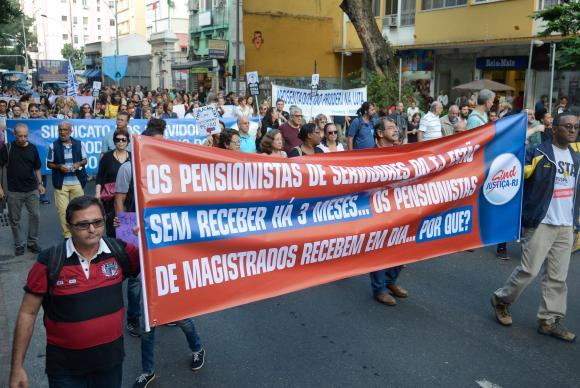 Governo do Rio paga parcela atrasada do salário dos servidores