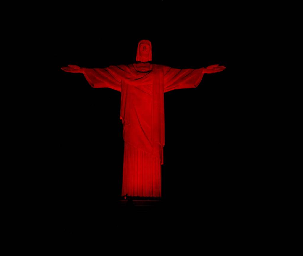 Cristo Redentor iluminado de vermelho // Vitor-Madeira_Viva-Rio-1