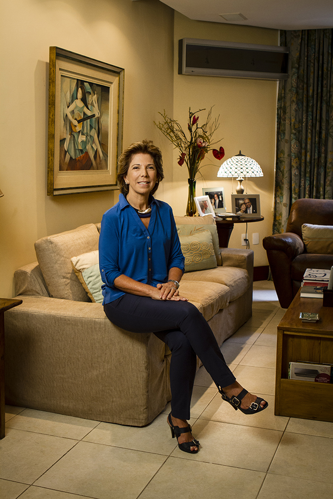 Primeira-dama do estado arregaça as mangas em meio à crise