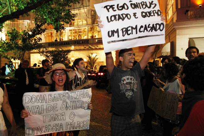 Manifestantes protestam no casamento de neta de empresário