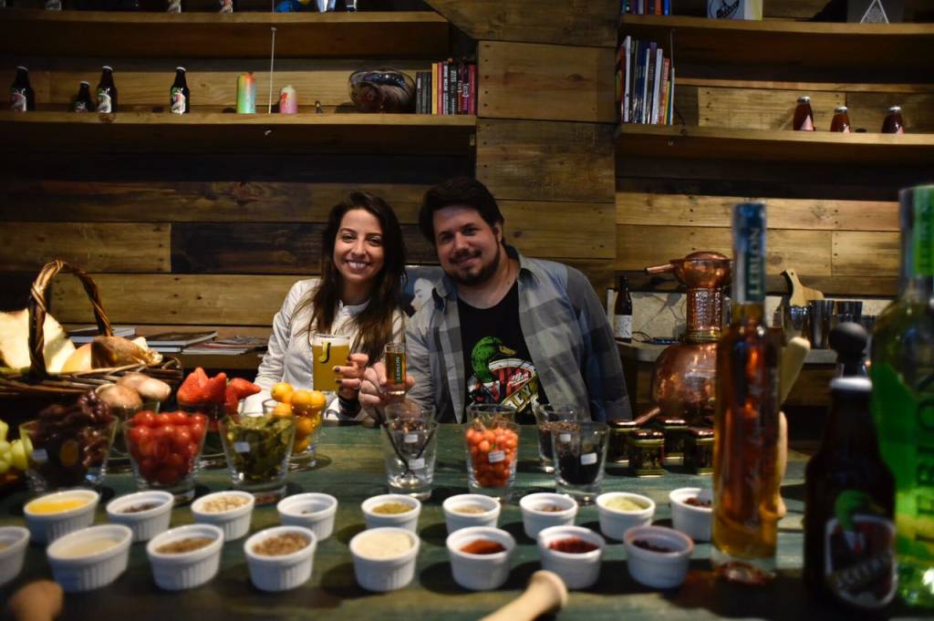 Que tal um drink de cerveja com cachaça?