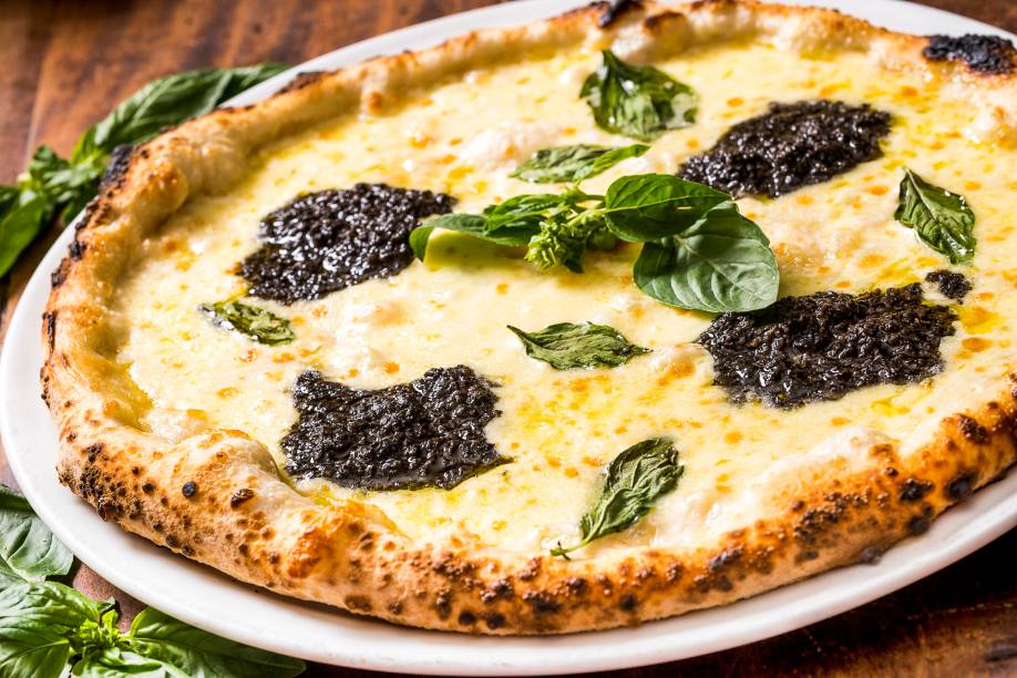 Tartufata: manjericão e cremes de mussarela de búfala e de trufa negra Tartufata: manjericão e cremes de mussarela de búfala e de trufa negra