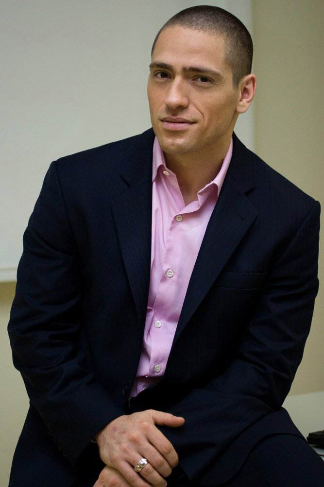 Cientista político ensina técnicas de carisma para alcançar poder