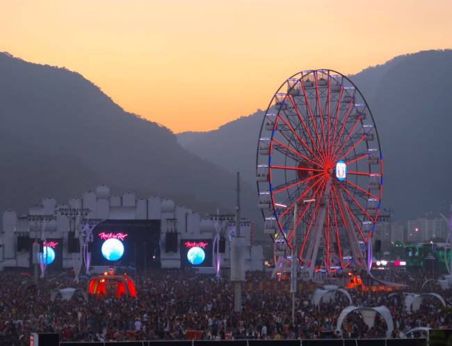 A imagem mostra a cidade do rock ao longe