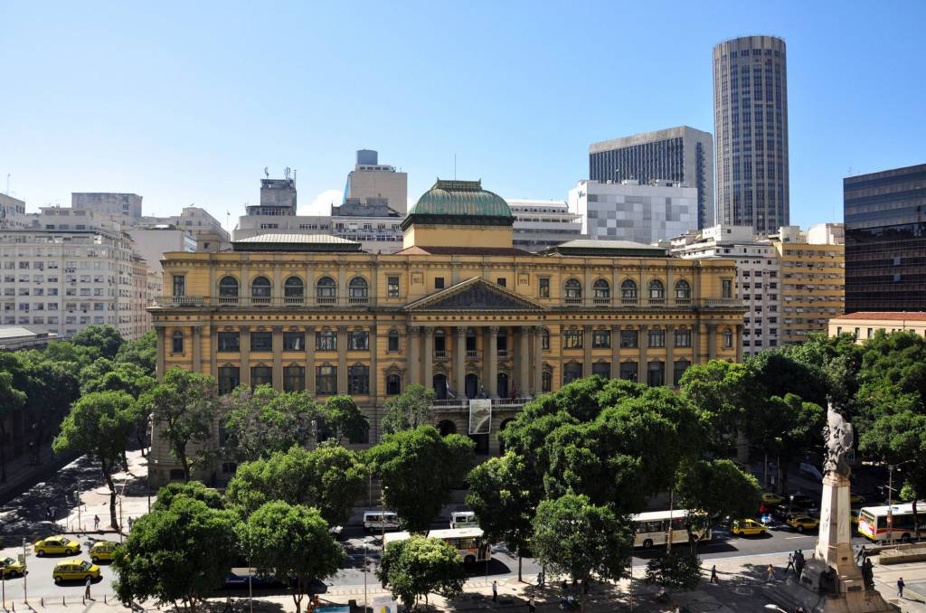 Fechada por mais de 600 dias, Biblioteca Nacional reabre ao público