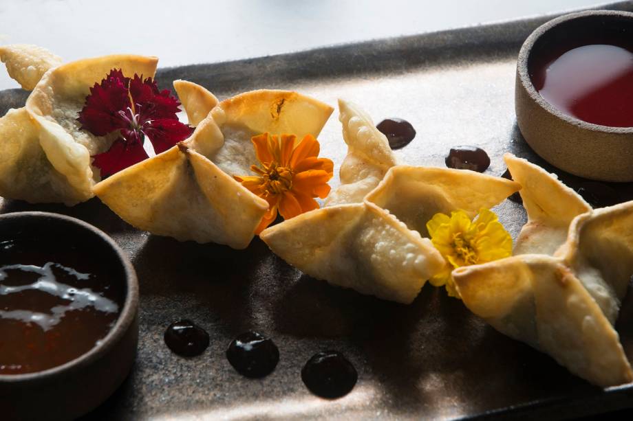 Guioza de frango com gengibre e molho thai Guioza de frango com gengibre e molho thai