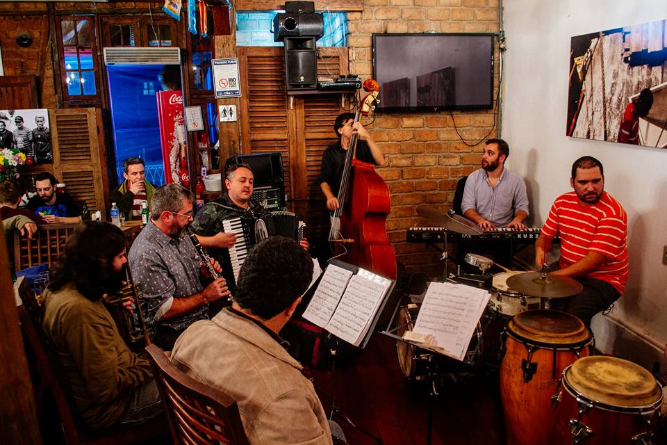 Candombe e música latina animam véspera de feriado na Gamboa