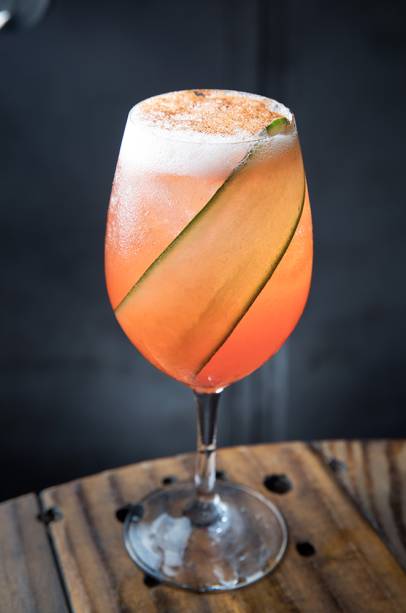 Eeeeeettaaa: vodca Absolut Vanilla, espumante, purê de morango, mix cítrico e pepino (R$ 24,90)