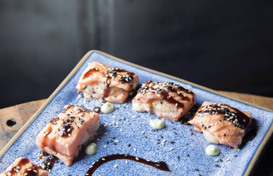 Japêtta: rolinho de salmão com camarão e cream cheese