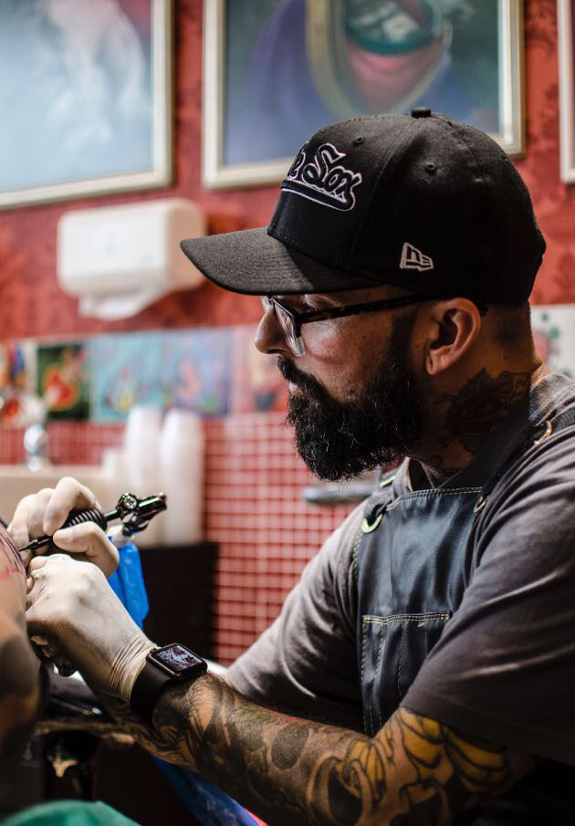 Estúdio realiza tatuagem reparadora de mamas gratuitamente