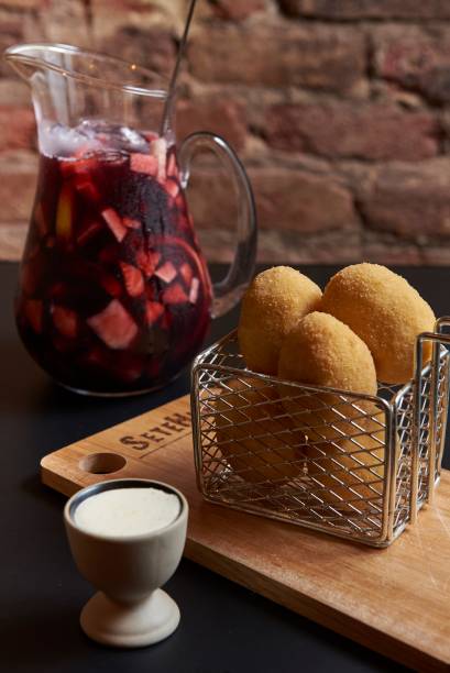 Sangria e bolinhos de polenta