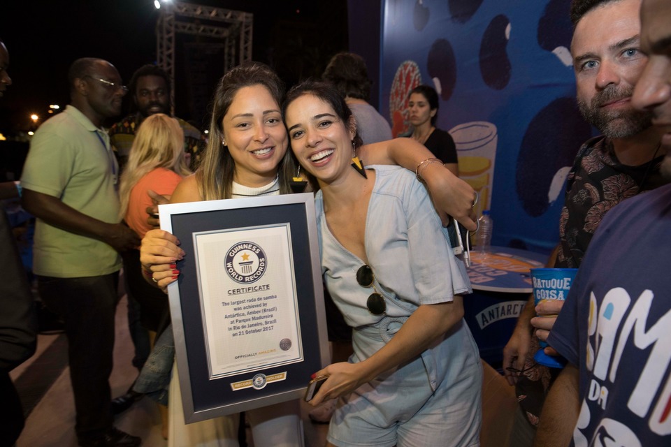 Maior roda de samba do mundo põe Madureira no livro dos recordes