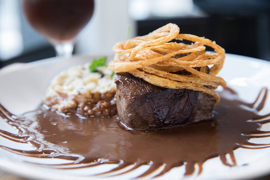 Filé-mignon com risoto de cogumelos ao molho de vinho tinto e chocolate amargo belga