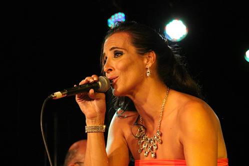 Rita Porto faz show em homenagem a Maria Bethânia