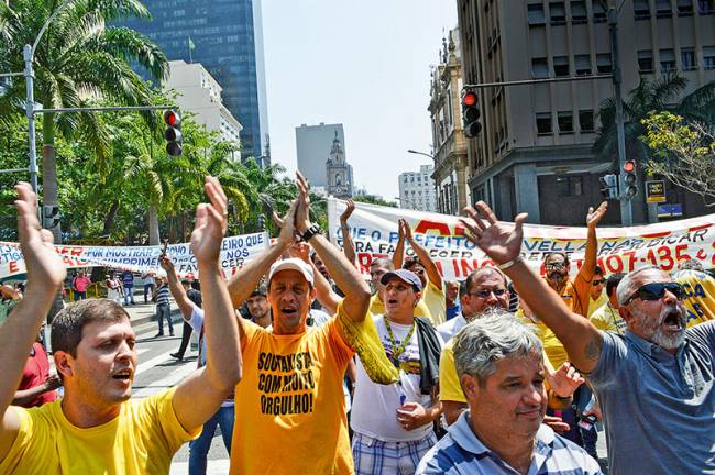 Taxistas fazem manifestação em frente ao Fórum do Rio no dia de mobilização da categoria