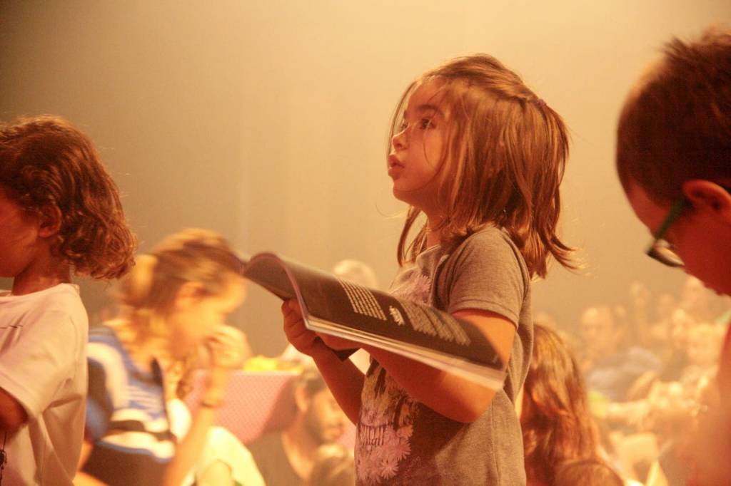 Antonio Tigre promove aula de ioga para crianças