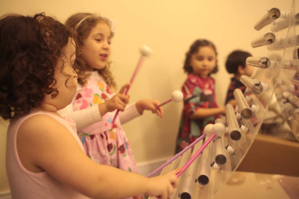 Oficina ensina crianças a fazer roupas, bijuterias e instrumentos