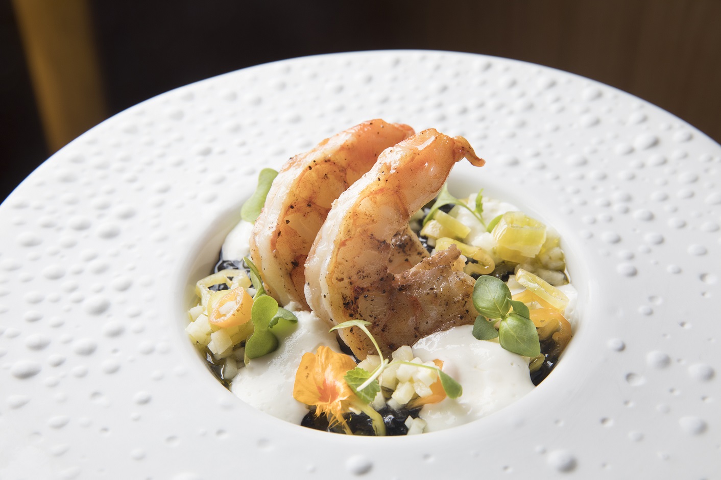 Emile; camar&atilde;o e risoto em tinta de lula