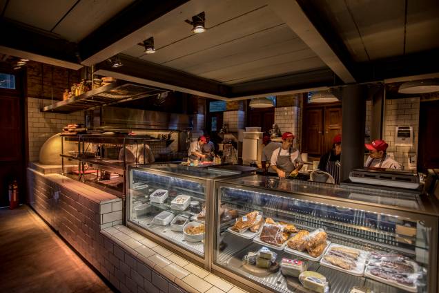 O restaurante e a deli com produtos artesanais são alguns dos atrativos do complexo O restaurante e a deli com produtos artesanais são alguns dos atrativos do complexo