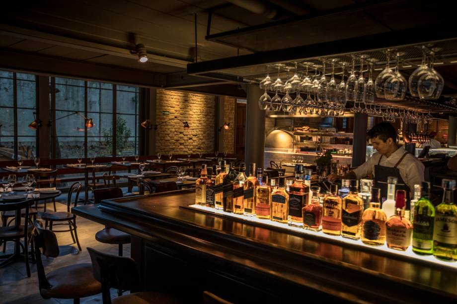 Bar de inspiração tropical: coquetelaria tiki e bitters feitos na casa Bar de inspiração tropical: coquetelaria tiki e bitters feitos na casa