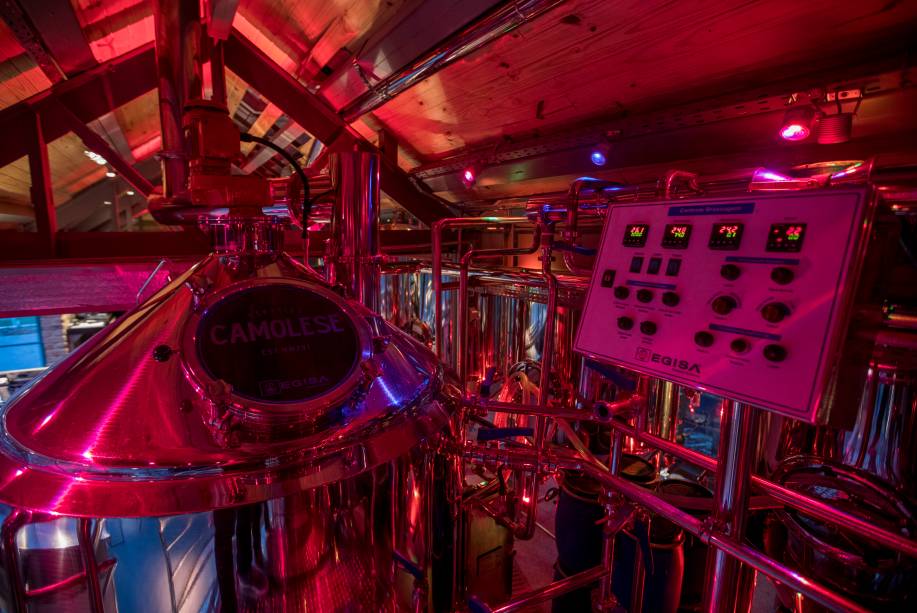 Cerveja de fabricação própria no brewpub do mezanino Cerveja de fabricação própria no brewpub do mezanino