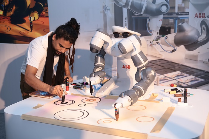 Museu do Amanhã ganha tela pintada por robô