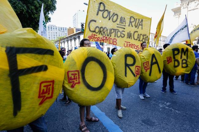 Manifestantes protestam em frente à Alerj