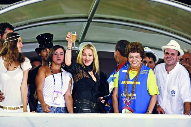 Mr. Cabral: Dilma Rousseff e Madonna se esbarraram no Camarote Nº 1 no Carnaval de 2010. Também presente, Sérgio Cabral, em um inglês macarrônico, disse que a cantora amou encontrar a “primeira mulher presidente do Brasil”, profecia que se cumpriu oito meses depois. Há quem diga que Cabral estava alcoolizado quando deu a entrevista. O vídeo está no <a href="https://www.youtube.com/watch?v=d_S7VtdlwGM">YouTube</a>. Mr. Cabral: Dilma Rousseff e Madonna se esbarraram no Camarote Nº 1 no Carnaval de 2010. Também presente, Sérgio Cabral, em um inglês macarrônico, disse que a cantora amou encontrar a “primeira mulher presidente do Brasil”, profecia que se cumpriu oito meses depois. Há quem diga que Cabral estava alcoolizado quando deu a entrevista. O vídeo está no <a href="https://www.youtube.com/watch?v=d_S7VtdlwGM">YouTube</a>.