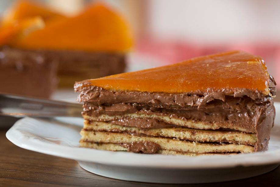 Dobos: receita húngara, leva camadas de pão de ló e creme de chocolate com manteiga cobertas de caramelo