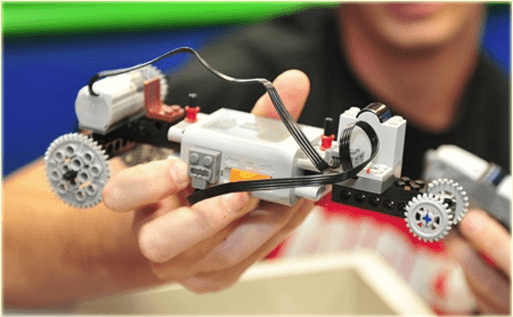 Colônia de férias promove brincadeiras que unem LEGO a Star Wars