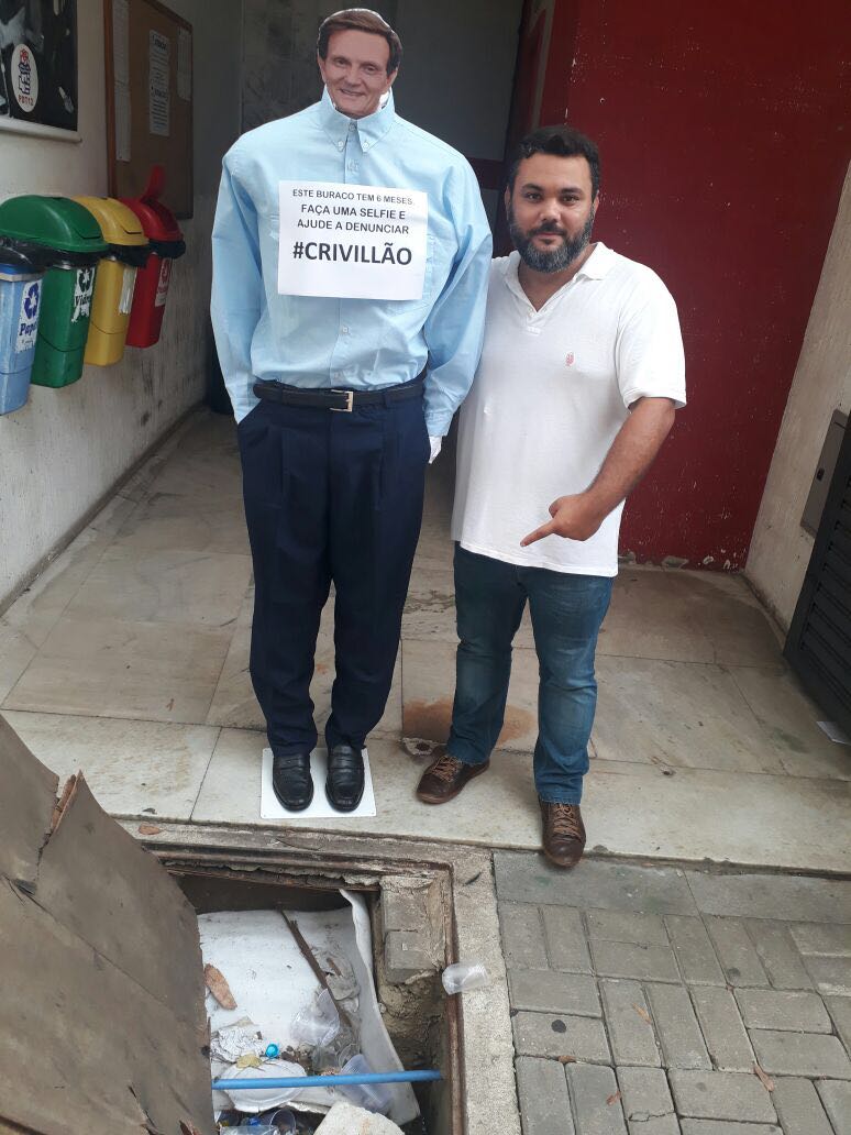 Policial cria boneco “Crivillão” para protestar no Rio