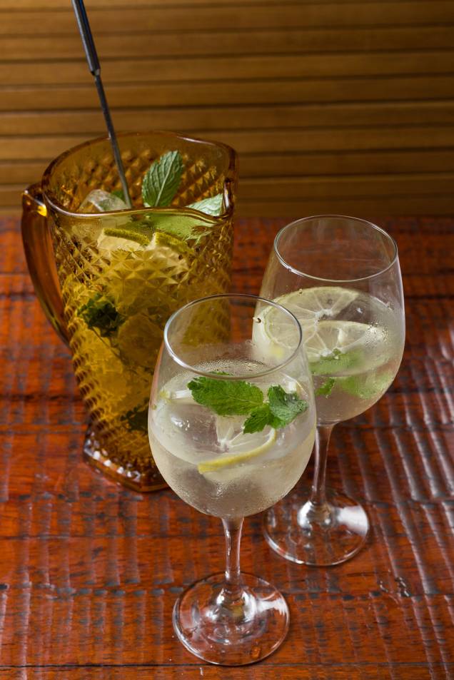 Sangria estreito de dreik: cava, lima-da-pérsia, soda e hortelã (R$ 60,90) Sangria estreito de dreik: cava, lima-da-pérsia, soda e hortelã (R$ 60,90)