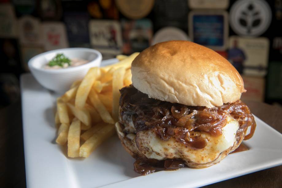 Mureta Burguer: fraldinha com mussarela, maionese e cebola caramelada na cerveja preta (R$ 27,90)