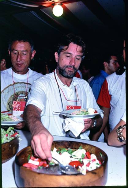 O Nº 1: Duas semanas antes do Carnaval de 1990, executivos da Brahma criaram uma área para receber artistas, socialites e jogadores. Surgia assim o Camarote Nº 1, que deu início à era de ouro do formato na avenida. O ator Robert De Niro, Roberto Carlos e Xuxa foram algumas das celebridades que marcaram presença nas primeiras edições do espaço, patrocinado pela cervejaria por 26 anos. O Nº 1: Duas semanas antes do Carnaval de 1990, executivos da Brahma criaram uma área para receber artistas, socialites e jogadores. Surgia assim o Camarote Nº 1, que deu início à era de ouro do formato na avenida. O ator Robert De Niro, Roberto Carlos e Xuxa foram algumas das celebridades que marcaram presença nas primeiras edições do espaço, patrocinado pela cervejaria por 26 anos.