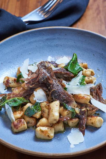 Nhoque dourado com cordeiro, couve e pecorino Nhoque dourado com cordeiro, couve e pecorino