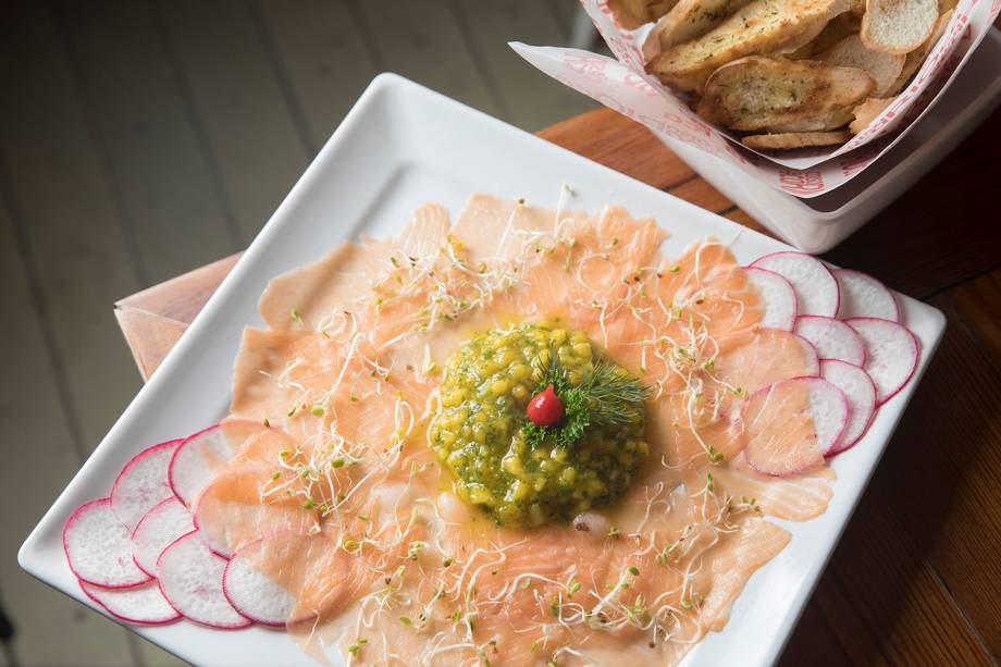 Coisa de Carioca: para começar, carpaccio de salmão defumado com salsa de manga (R$ 42,00) Coisa de Carioca: para começar, carpaccio de salmão defumado com salsa de manga (R$ 42,00)