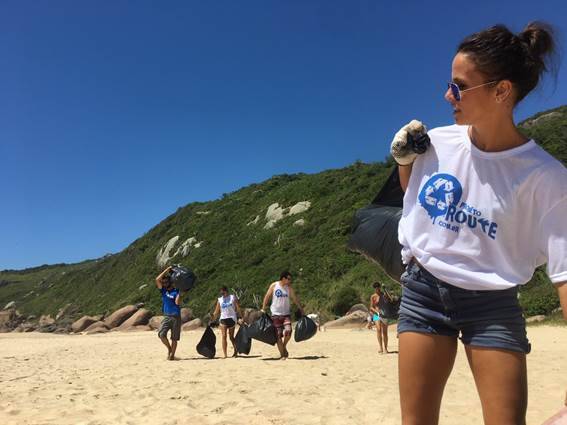 Atriz Fernanda de Freitas promove ação de limpeza na praia