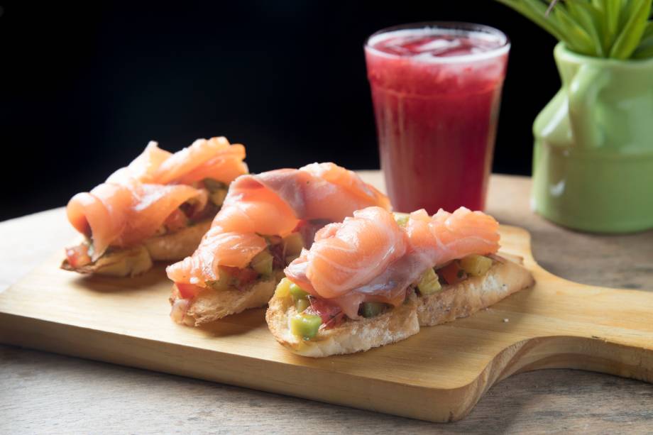 Bruschetta de salmão e guacamole (R$ 24,00, três unidades)