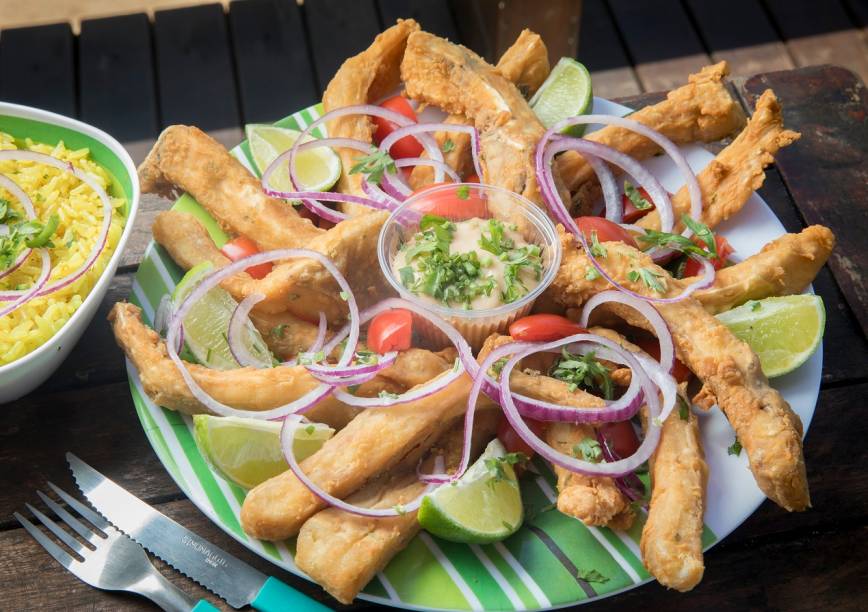 Costelinha de tambaqui empanada, arroz ao curry e molho rosê