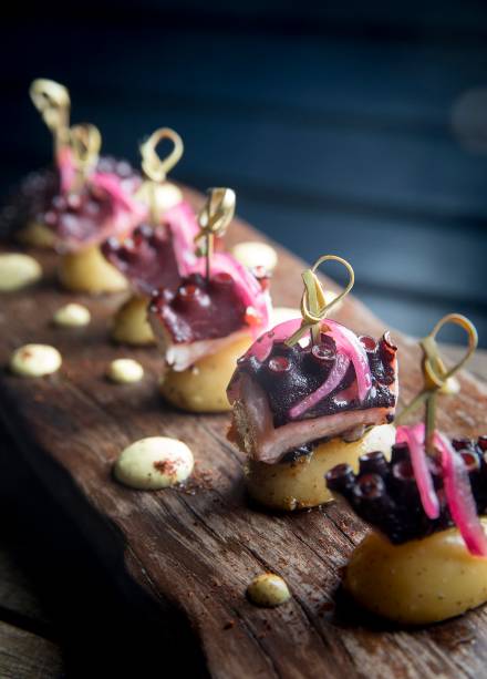 Espetinhos de polvo e batata calabresa com salsa criolla, aioli de açafrão da terra e páprica defumada (R$ 37,00): dica de entrada no K08 Espetinhos de polvo e batata calabresa com salsa criolla, aioli de açafrão da terra e páprica defumada (R$ 37,00): dica de entrada no K08