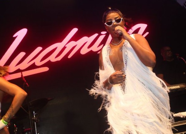 Ludmilla agrada famosos com show repleto de palavrões e sarrada