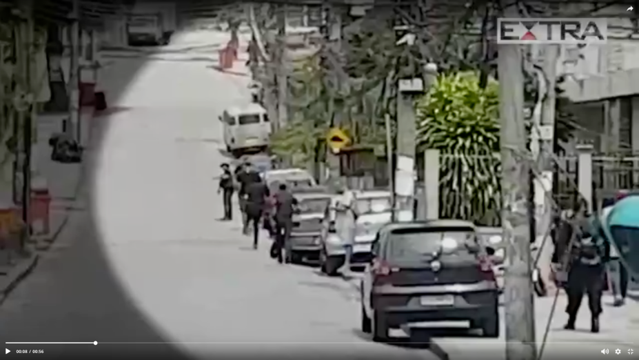 PRAÇA SECA Em 2 de fevereiro, homens com toucas ninja e armas invadiram a comunidade do Bateau Mouche. Seriam milicianos se preparando para tomar a favela de traficantes. No confronto, quatro pessoas foram baleadas e um dos feridos morreu. Uma semana depois, um menino de 7 anos foi atingido de raspão e uma jovem de 15 foi baleada na cabeça, numa aparente tentativa de execução. Socorrida, ela morreu no dia 11.