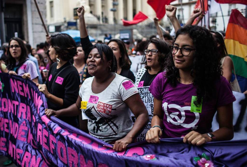 Mulheres protestam contra a intervenção na Candelária