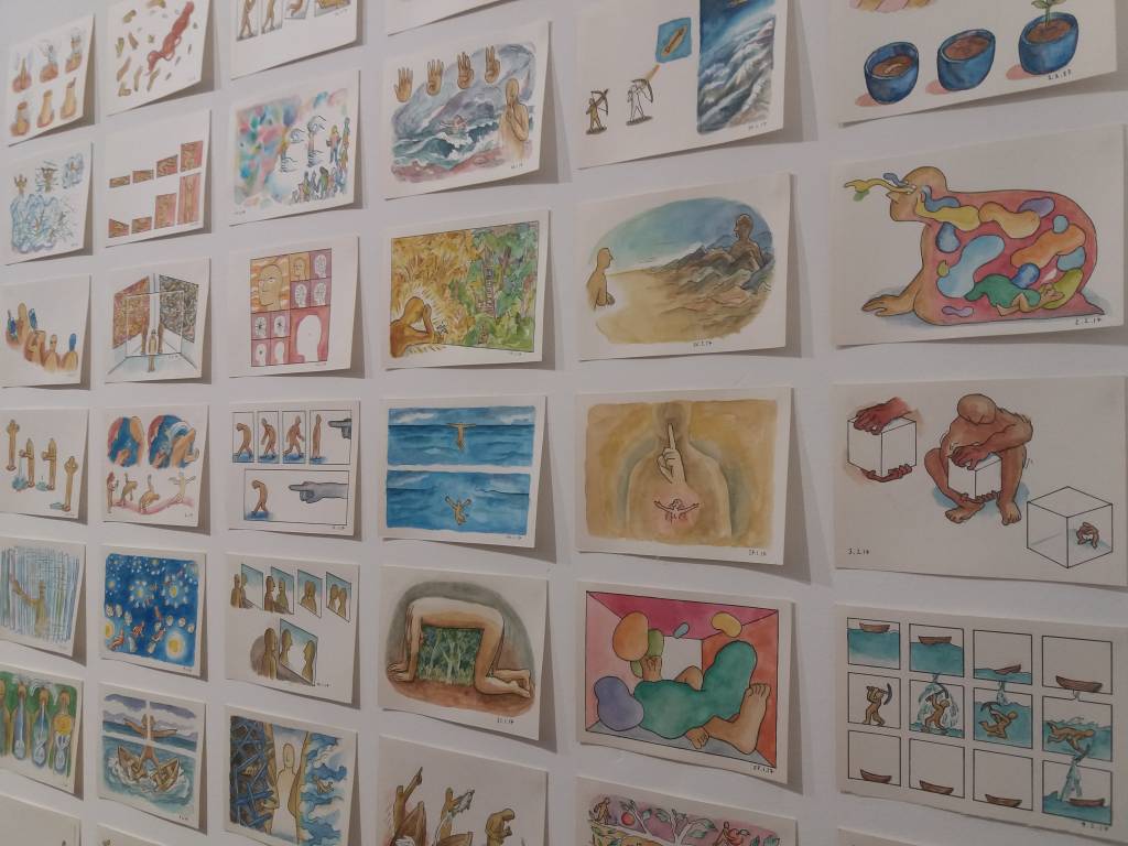 Durante um ano, artista faz um quadrinho por dia e abre exposição