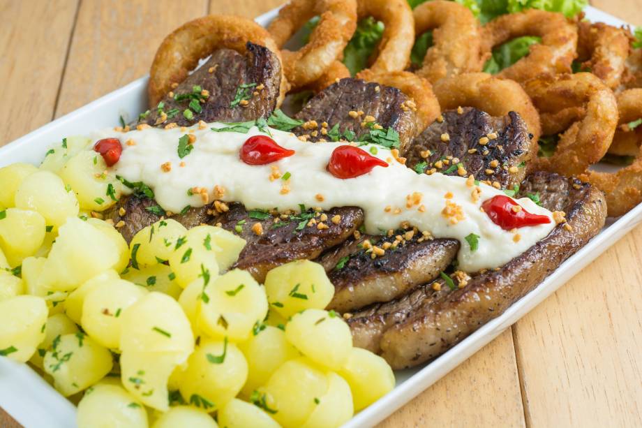 Trio do nordeste (picanha de carne de sol com anéis de cebola empanados e bolinhas de batata na manteiga de garrafa)