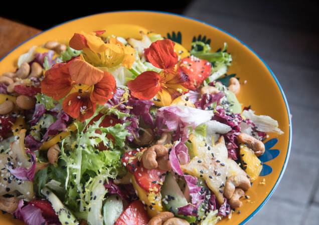Salada aloha (mix de folhas frescas com frutas, pepino japonês, gergelim e castanha-de-caju com molho shoyu Salada aloha (mix de folhas frescas com frutas, pepino japonês, gergelim e castanha-de-caju com molho shoyu