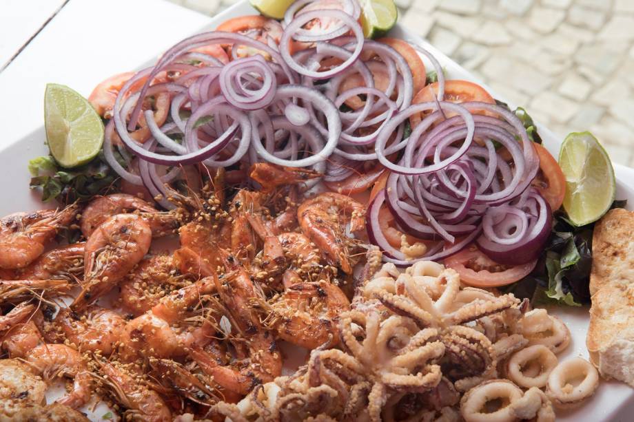 Lula e camarão na chapa, pão de alho e salada Lula e camarão na chapa, pão de alho e salada