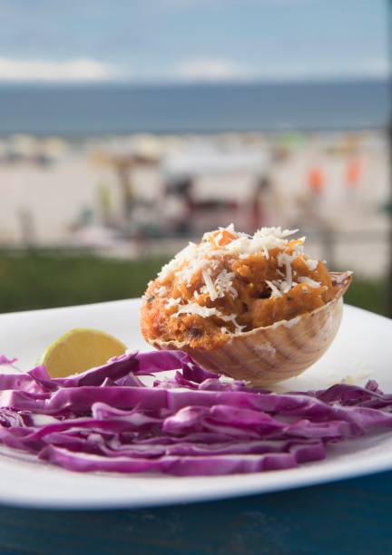 Casquinha de siri com saladinha de repolho roxo