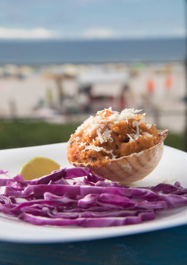 Casquinha de siri com saladinha de repolho roxo Casquinha de siri com saladinha de repolho roxo