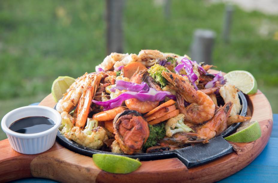 Tábua de frutos do mar na chapa com legumes tostados